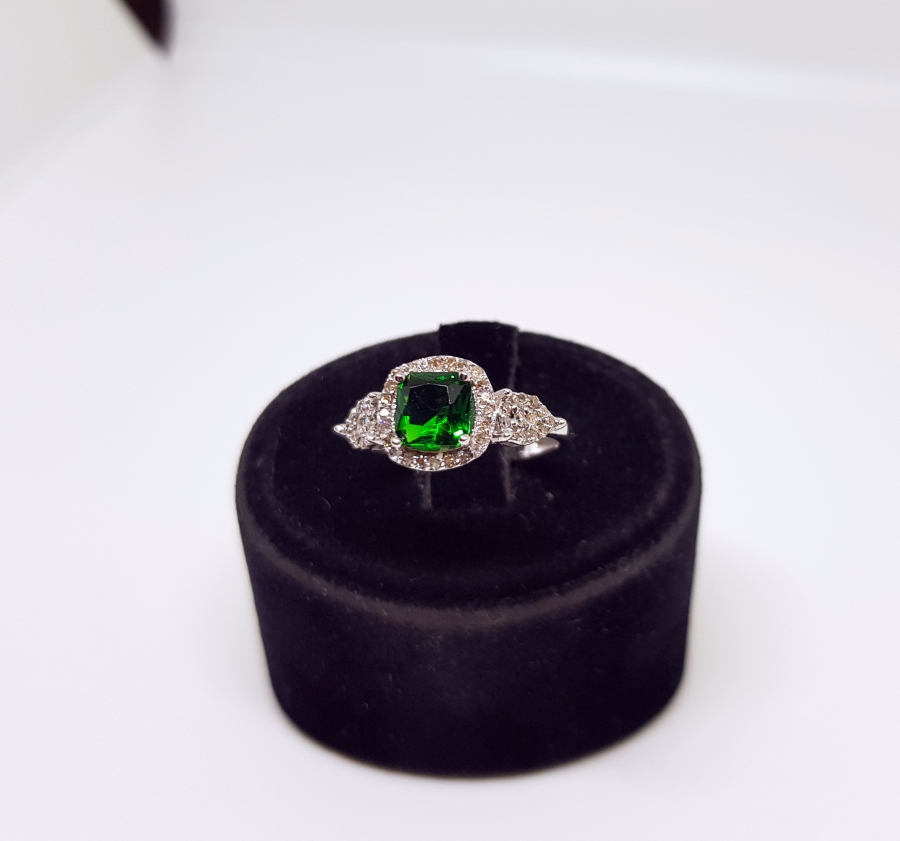 ZÜMRÜT VE PIRLANTA TAŞLI FRANSIZ KARE MODELİ YÜZÜK