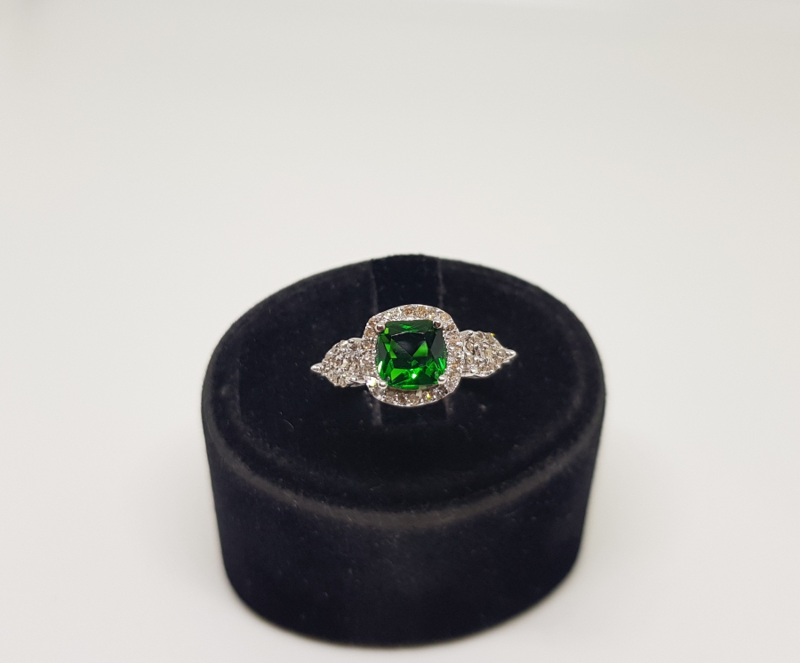 ZÜMRÜT VE PIRLANTA TAŞLI FRANSIZ KARE MODELİ YÜZÜK