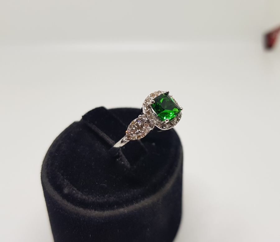 ZÜMRÜT VE PIRLANTA TAŞLI FRANSIZ KARE MODELİ YÜZÜK