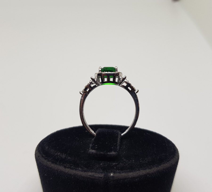 ZÜMRÜT VE PIRLANTA TAŞLI FRANSIZ KARE MODELİ YÜZÜK