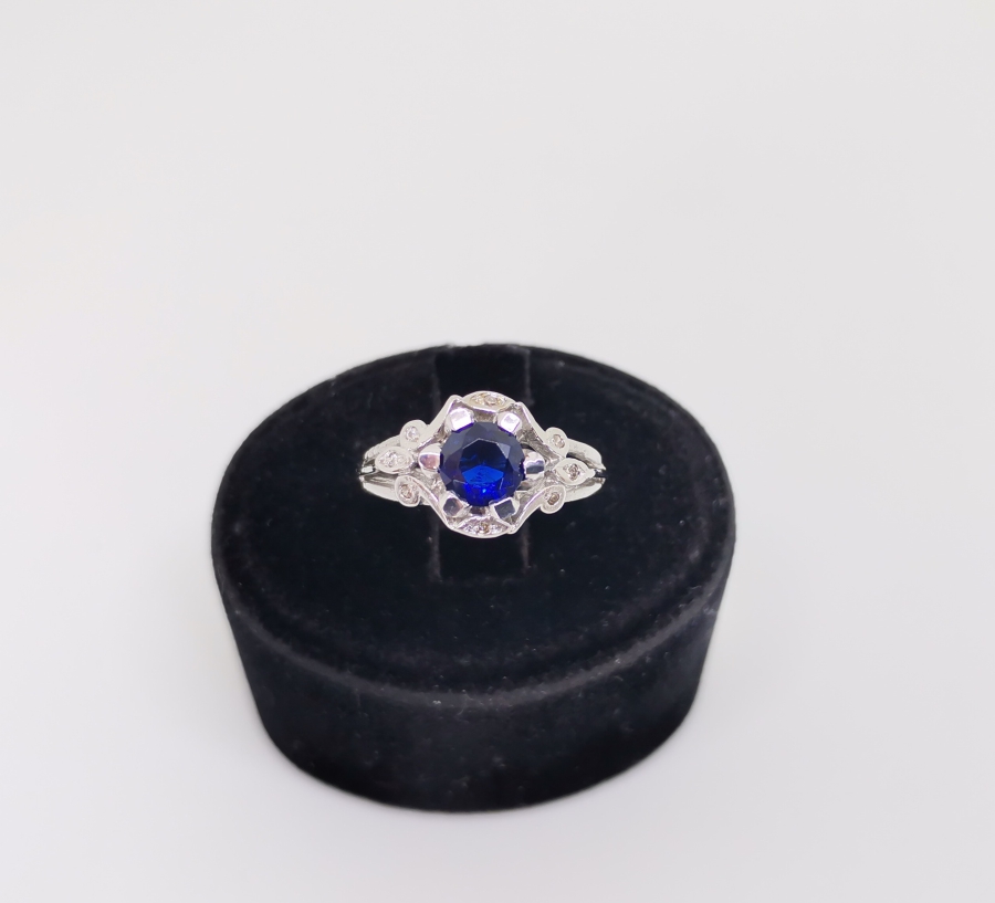 SAFİR VE PIRLANTA TAŞLI PAPATYA MODELİ YÜZÜK