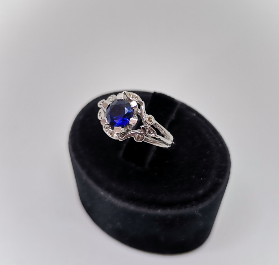 SAFİR VE PIRLANTA TAŞLI PAPATYA MODELİ YÜZÜK