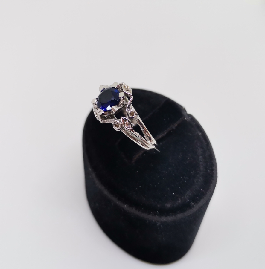 SAFİR VE PIRLANTA TAŞLI PAPATYA MODELİ YÜZÜK