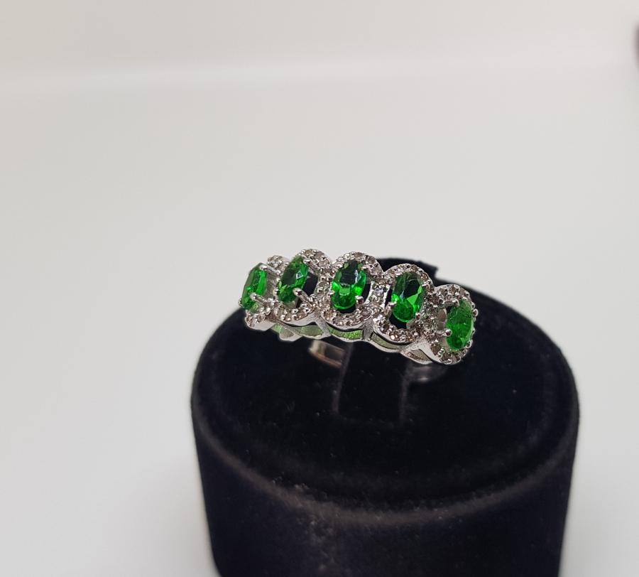 ZÜMRÜT VE PIRLANTA TAŞLI YARIM TAM TUR MODEL YÜZÜK