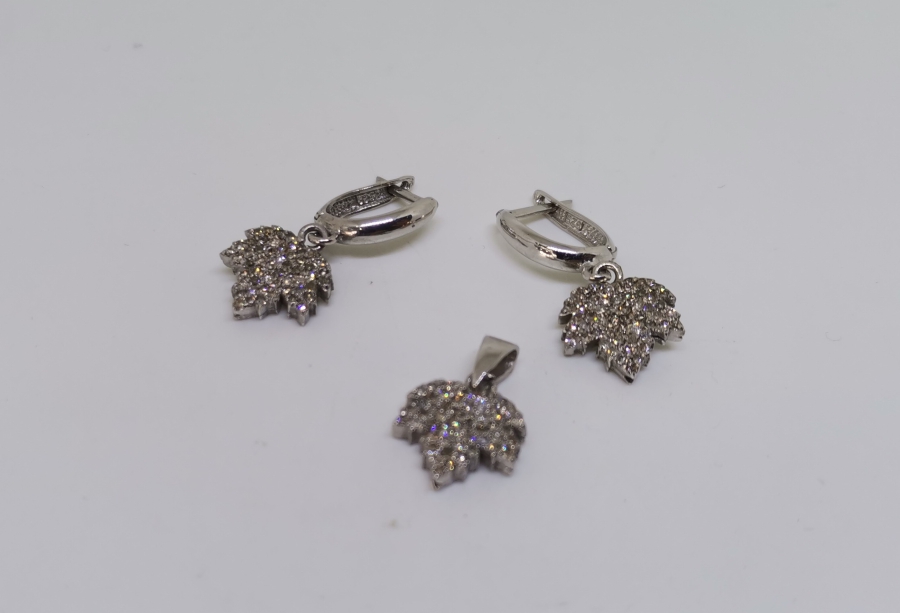 ÇINAR YAPRAĞI MODELİ PIRLANTA TAŞLI KOLYE KÜPE TAKIMI