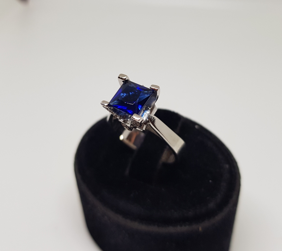 PIRLANTA VE SAFİR TAŞLI KARE ELMAS MODELİ YÜZÜK