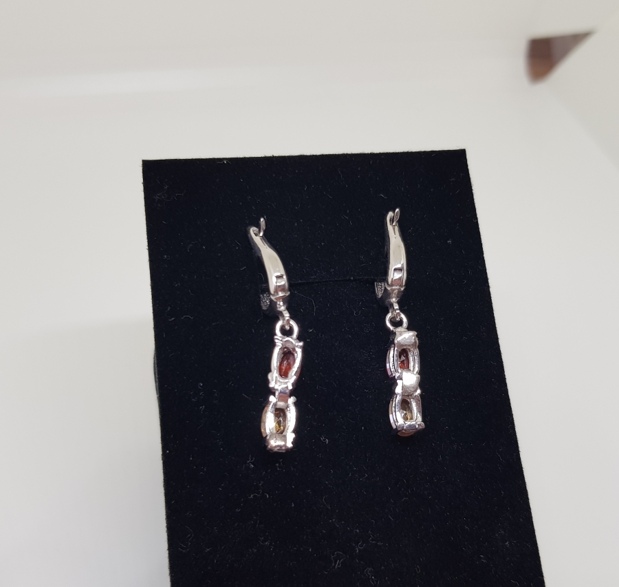 RENK CÜMBÜŞÜ MODELİ PIRLANTA TAŞLI KÜPE