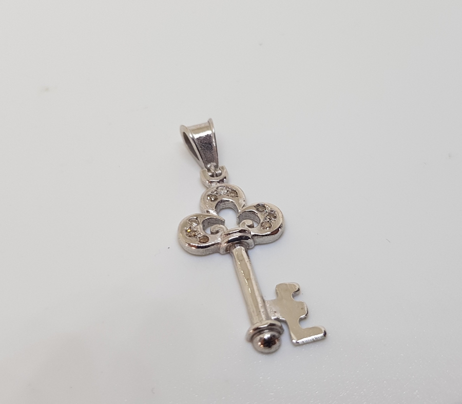 ANAHTAR FORMLU PIRLANTA TAŞLI KOLYE UCU