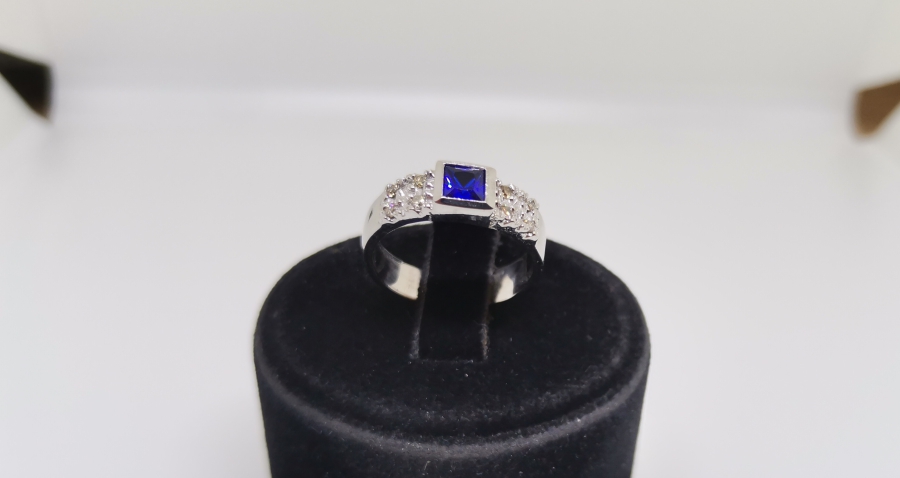 SAFİR VE PIRLANTA TAŞLI KARE MODEL YÜZÜK