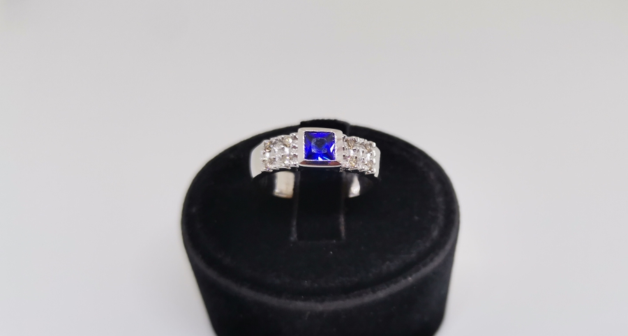 SAFİR VE PIRLANTA TAŞLI KARE MODEL YÜZÜK