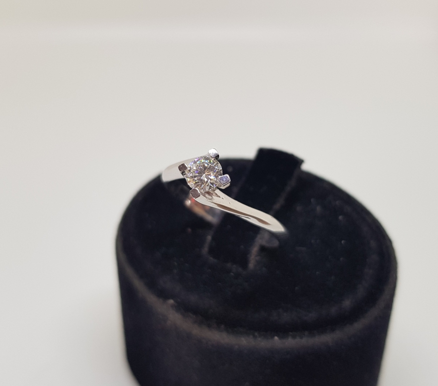 TEKTAŞ MODEL PIRLANTA TAŞLI YÜZÜK