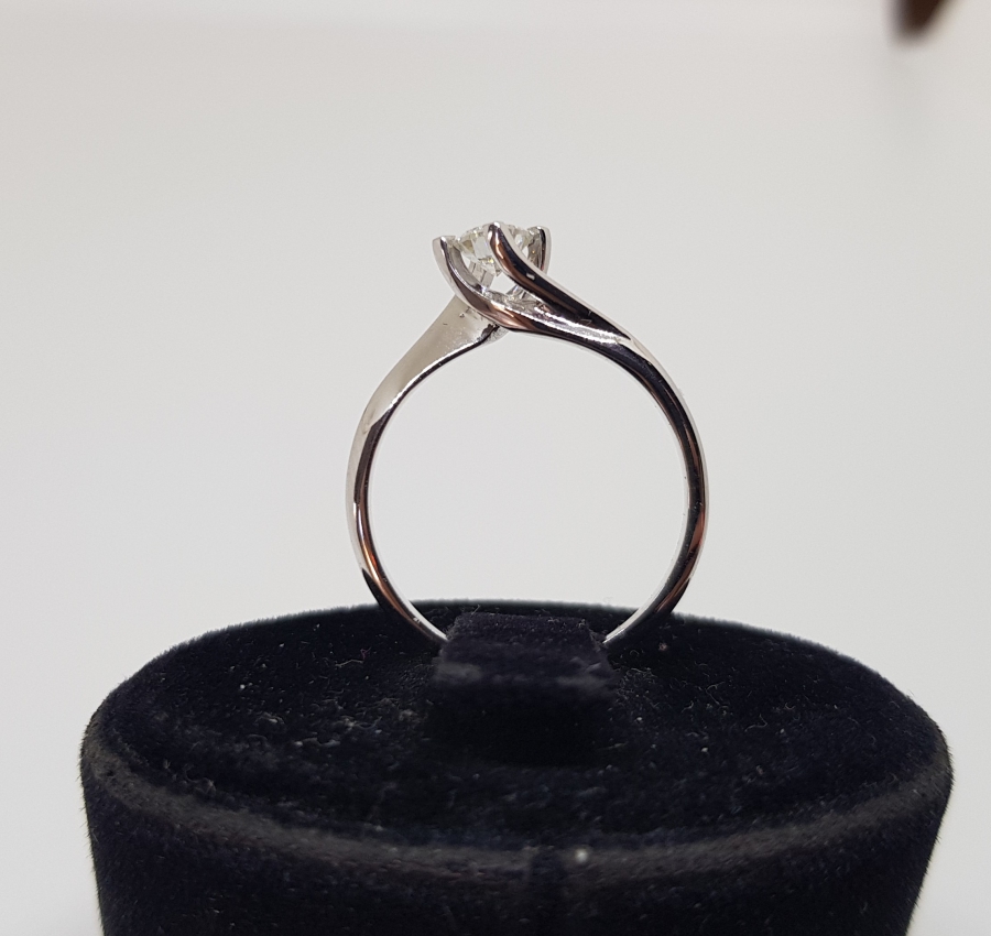 TEKTAŞ MODEL PIRLANTA TAŞLI YÜZÜK