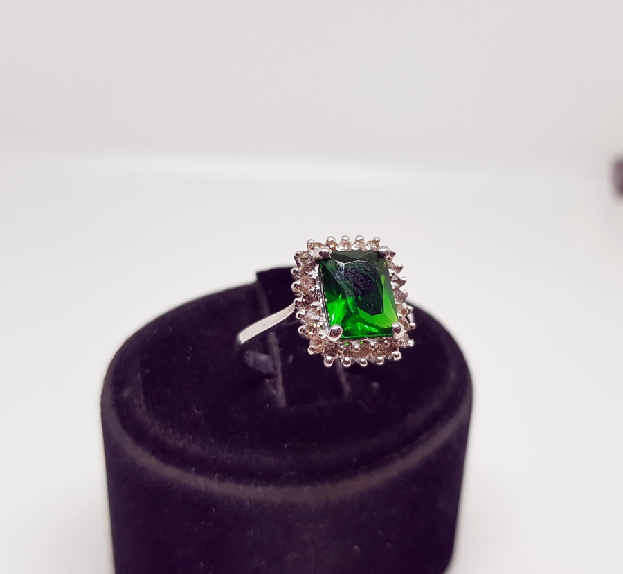 PIRLANTA VE ZÜMRÜT TAŞLI DİKDÖRTGEN MODEL YÜZÜK