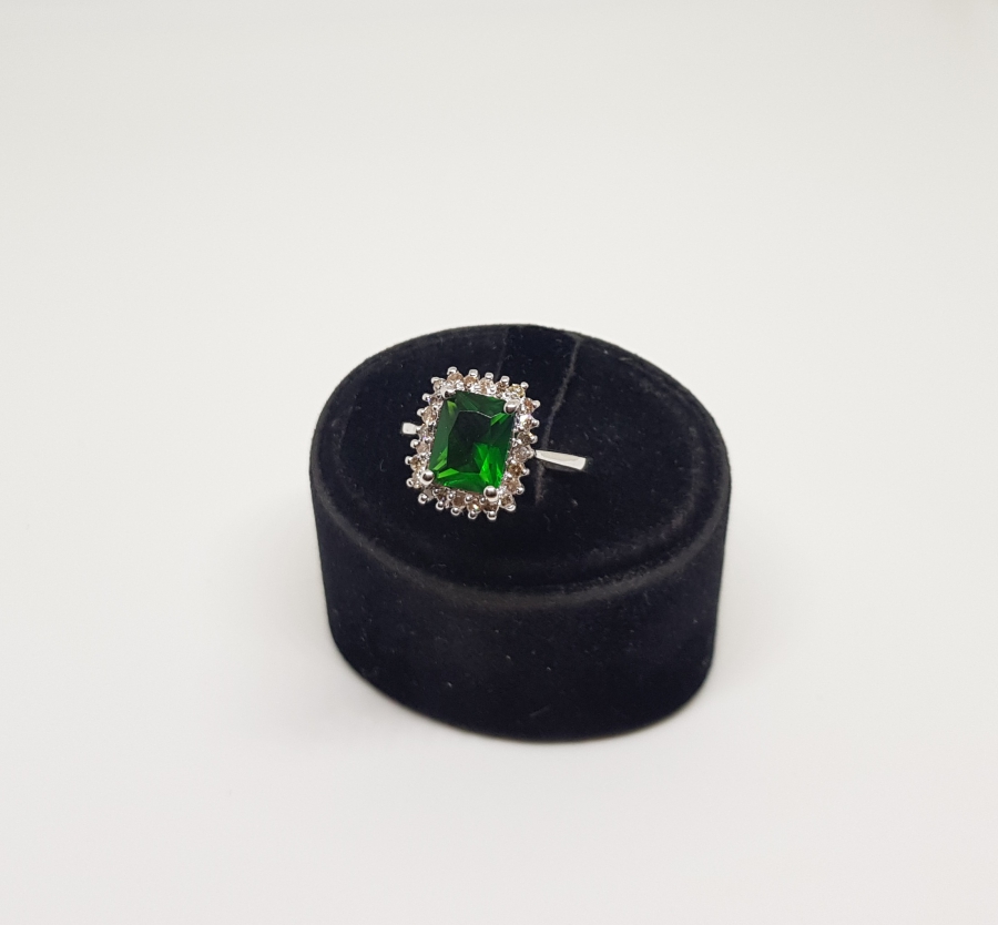 PIRLANTA VE ZÜMRÜT TAŞLI DİKDÖRTGEN MODEL YÜZÜK