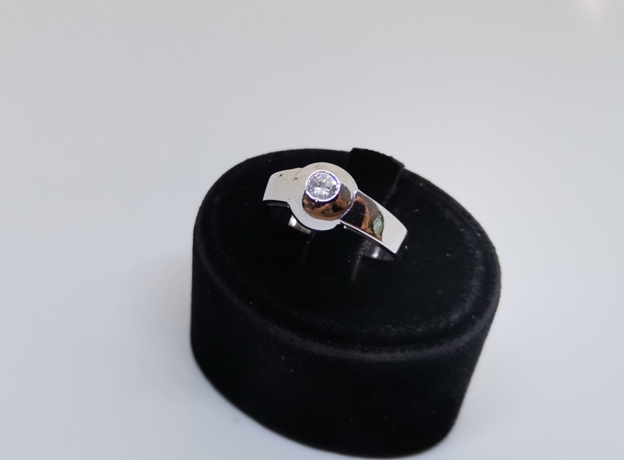 TEKTAŞ MODELİ PIRLANTA TAŞLI YÜZÜK