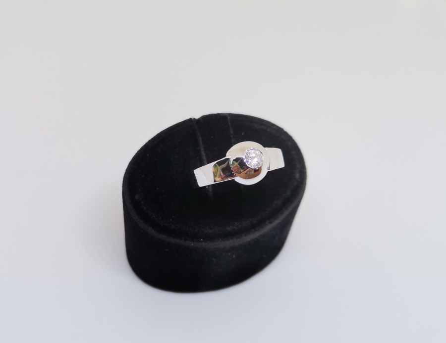 TEKTAŞ MODELİ PIRLANTA TAŞLI YÜZÜK