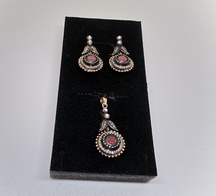 ELMAS VA YAKUT TAŞLI HÜRREM MODEL KOLYE KÜPE TAKIMI