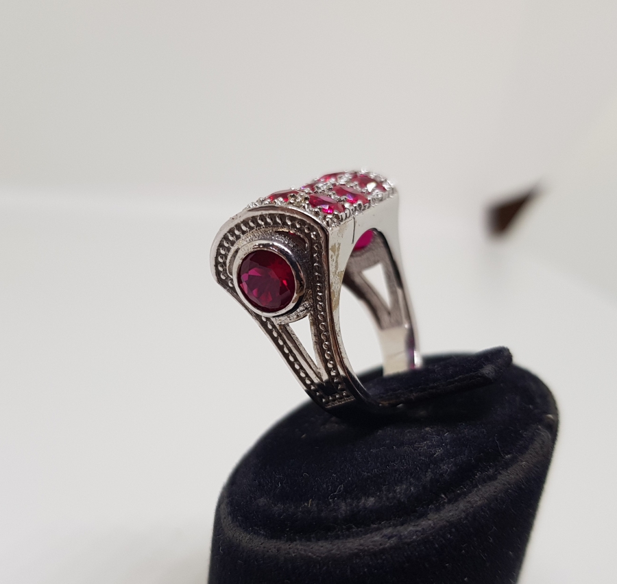 MÜHRE MODEL YAKUT VE PIRLANTA TAŞLI YÜZÜK