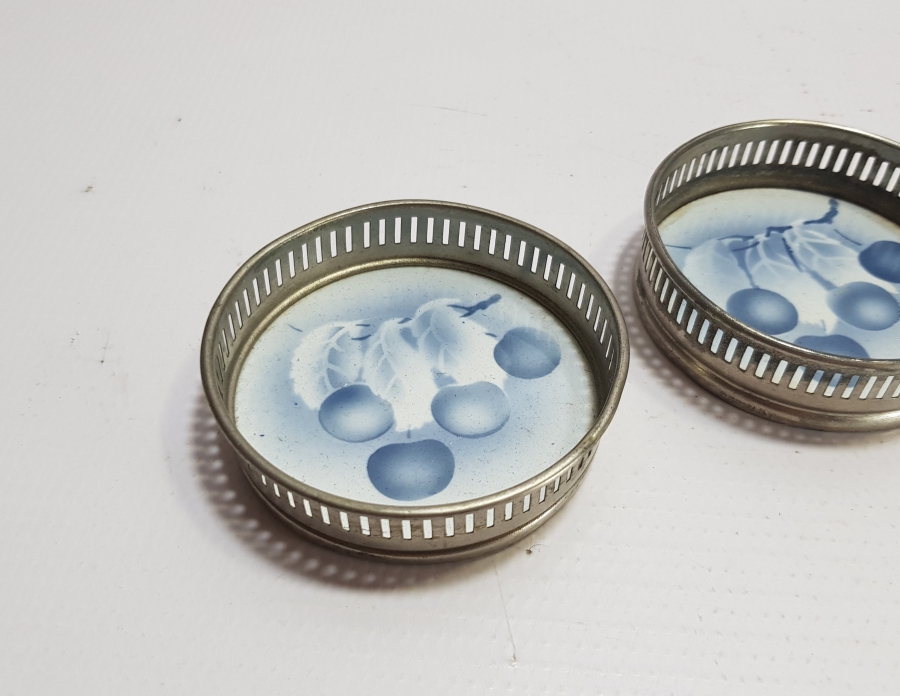 BİR ÇİFT ANTİKA PORSELEN BARDAK ALTLIĞI