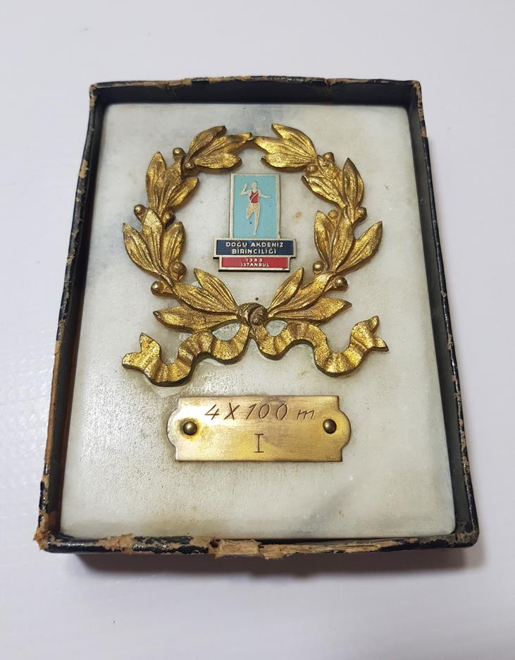 1943 YILI 4 X 100 METRE DOĞU AKDENİZ BİRİNCİLİĞİ MADALYA PLAKET