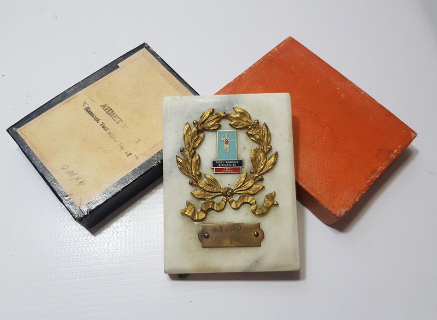 1943 YILI 4 X 100 METRE DOĞU AKDENİZ BİRİNCİLİĞİ MADALYA PLAKET