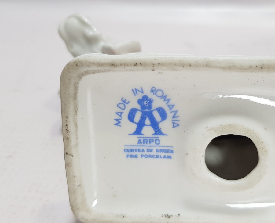 ANTİKA PORSELEN KÖPEK BİBLOSU