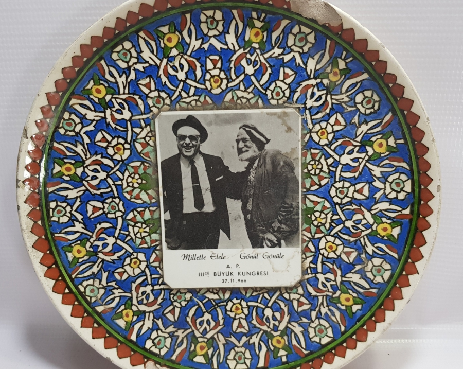 1966 ADALET PARTİSİ 3. KONGRESİ ANISINA YAPILMIŞ KÜTAHYA SERAMİK TABAK