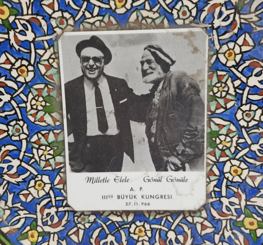 1966 ADALET PARTİSİ 3. KONGRESİ ANISINA YAPILMIŞ KÜTAHYA SERAMİK TABAK