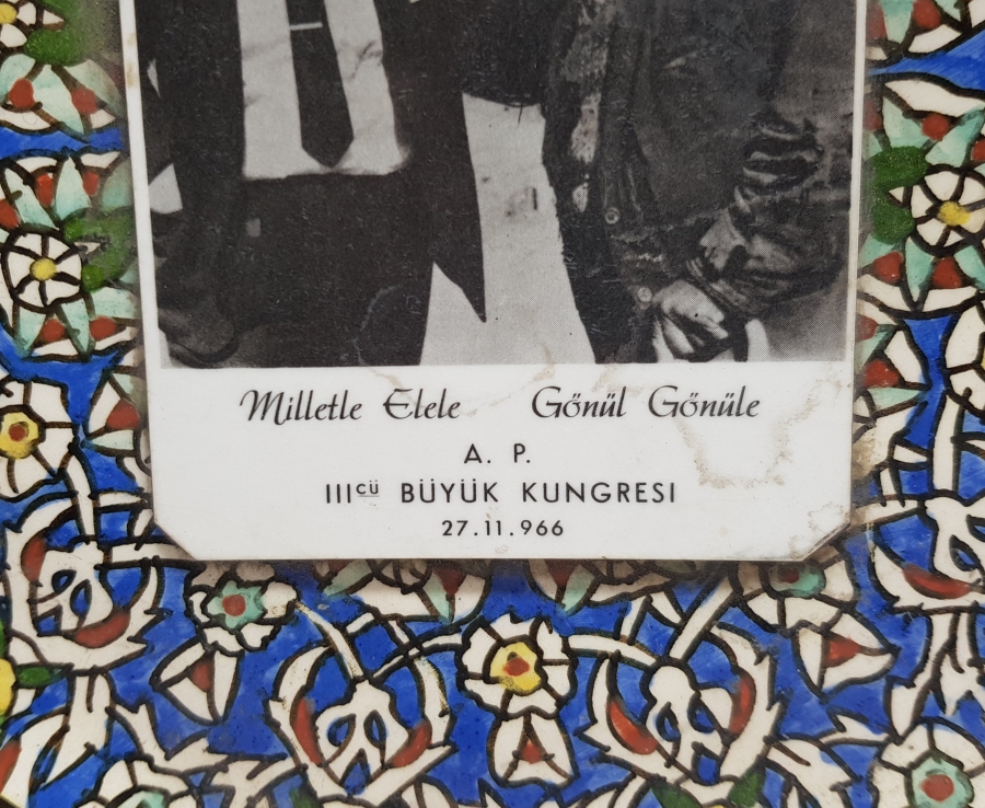 1966 ADALET PARTİSİ 3. KONGRESİ ANISINA YAPILMIŞ KÜTAHYA SERAMİK TABAK