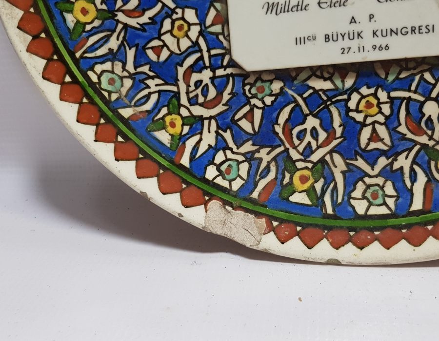 1966 ADALET PARTİSİ 3. KONGRESİ ANISINA YAPILMIŞ KÜTAHYA SERAMİK TABAK