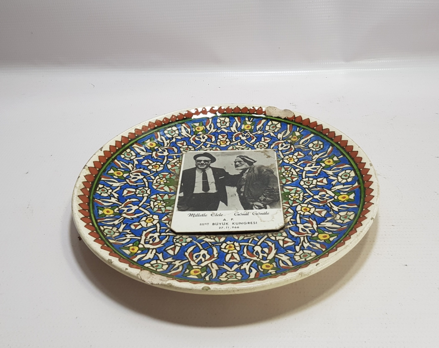 1966 ADALET PARTİSİ 3. KONGRESİ ANISINA YAPILMIŞ KÜTAHYA SERAMİK TABAK