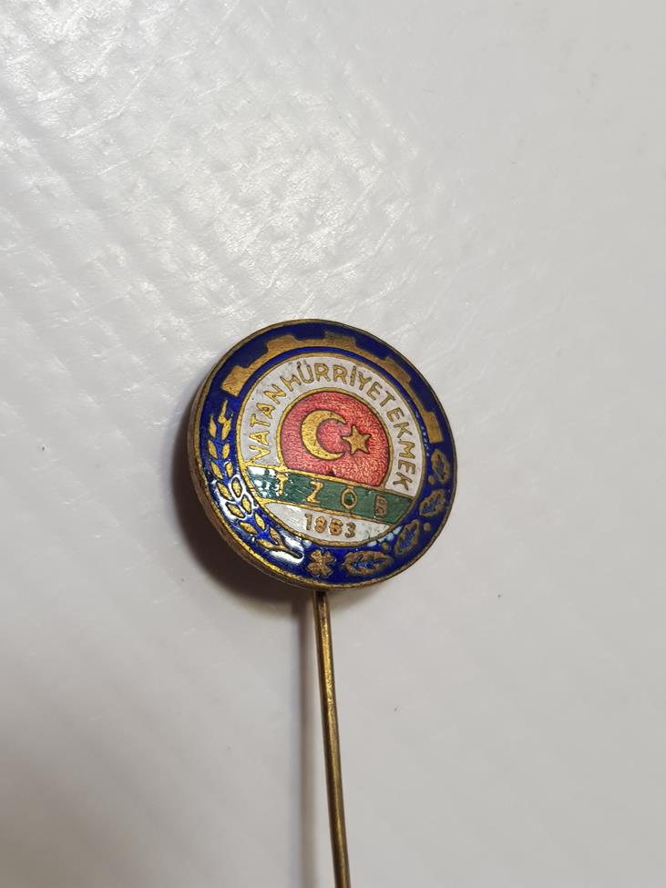 VATAN, HÜRRİYET, EKMEK YAZILI TZOB ROZETİ