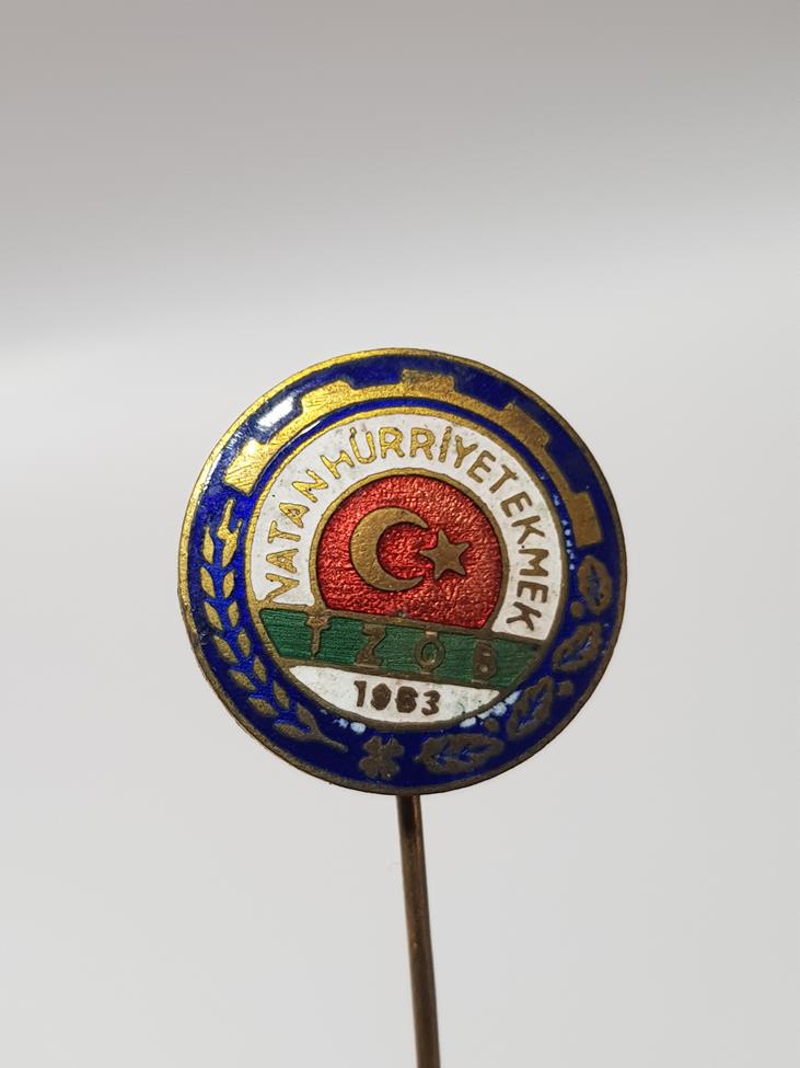 VATAN, HÜRRİYET, EKMEK YAZILI TZOB ROZETİ