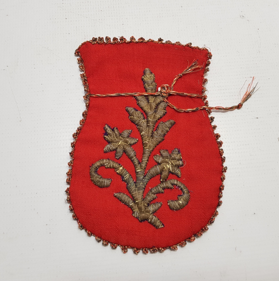 OSMANLI DÖNEMİ KIRMIZI RENKLİ ALTIN SIRMA İŞLEMELİ PARA KESESİ