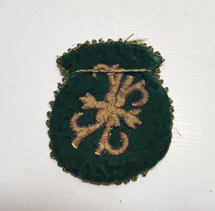 OSMANLI DÖNEMİ SIRMA İŞLEMELİ YEŞİL RENKLİ KINA KESESİ