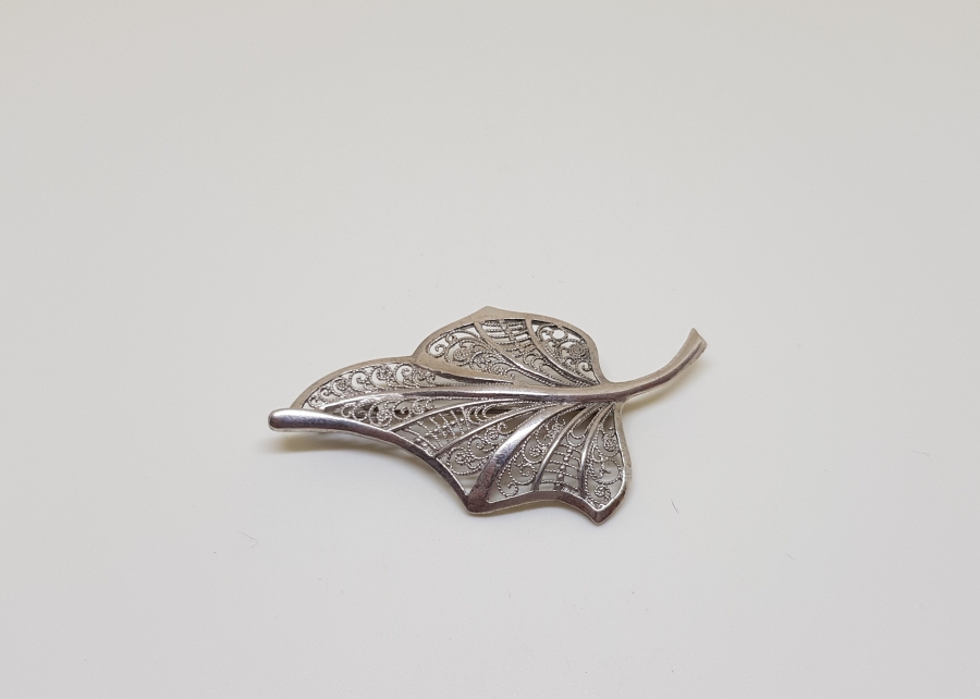 YAPRAK FORMLU GÜMÜŞ BROŞ