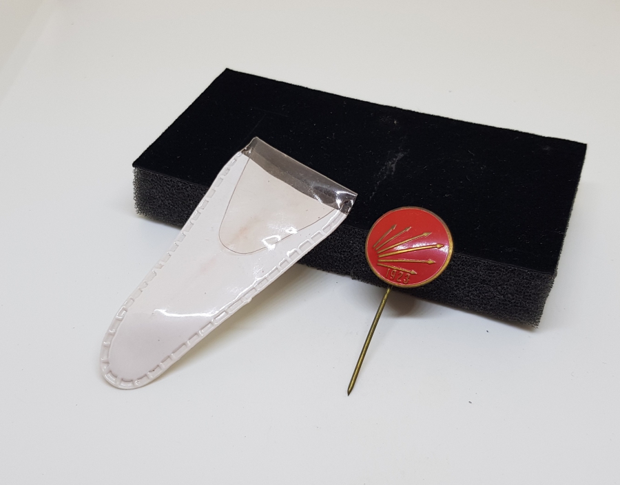 ORİJİNAL KABINDA ANTİKA CHP ROZETİ