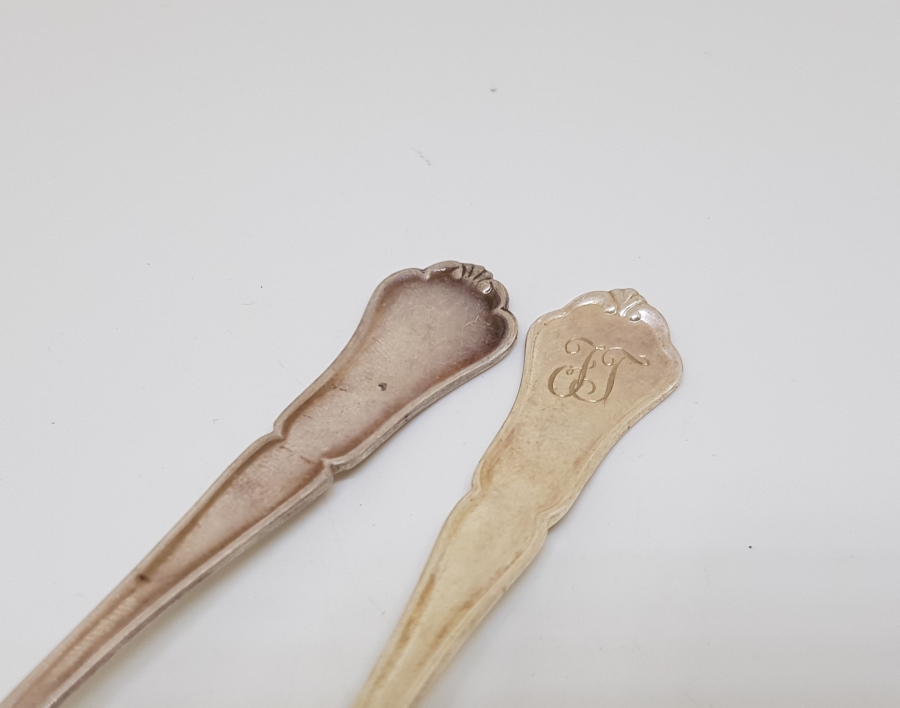 1892 TARİHLİ VE İNİSİYALLİ İKİ ADET GÜMÜŞ ÇAY KAŞIĞI