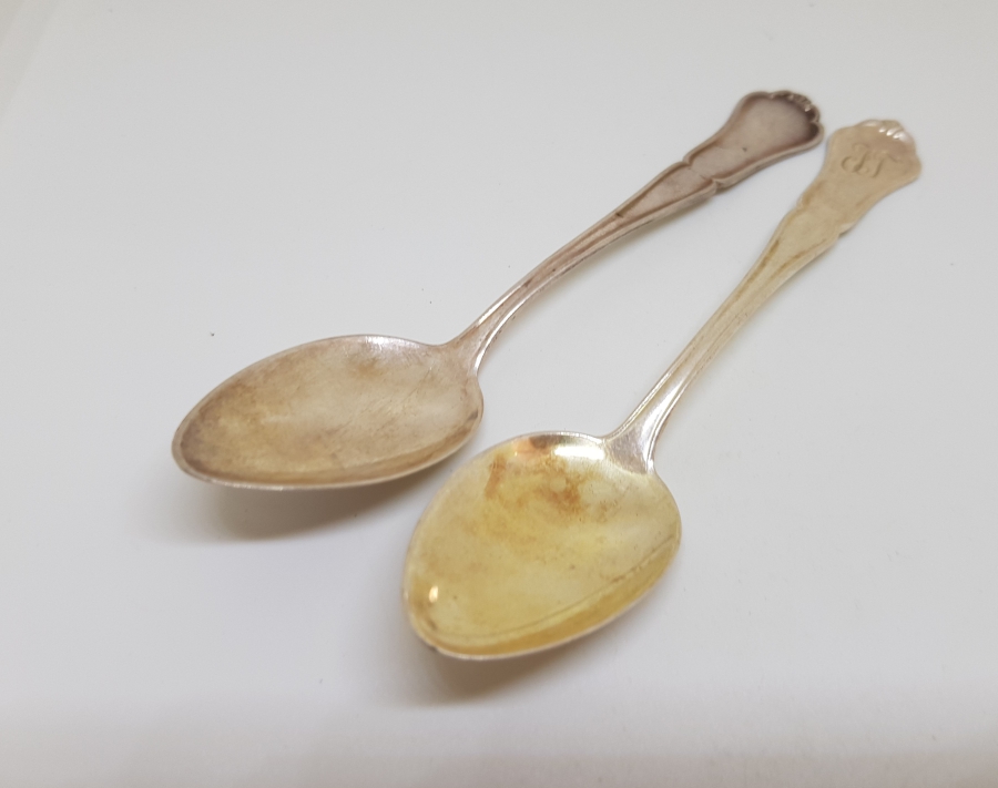 1892 TARİHLİ VE İNİSİYALLİ İKİ ADET GÜMÜŞ ÇAY KAŞIĞI