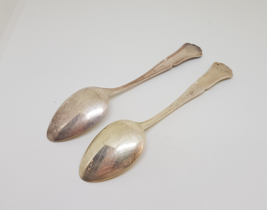 1892 TARİHLİ VE İNİSİYALLİ İKİ ADET GÜMÜŞ ÇAY KAŞIĞI