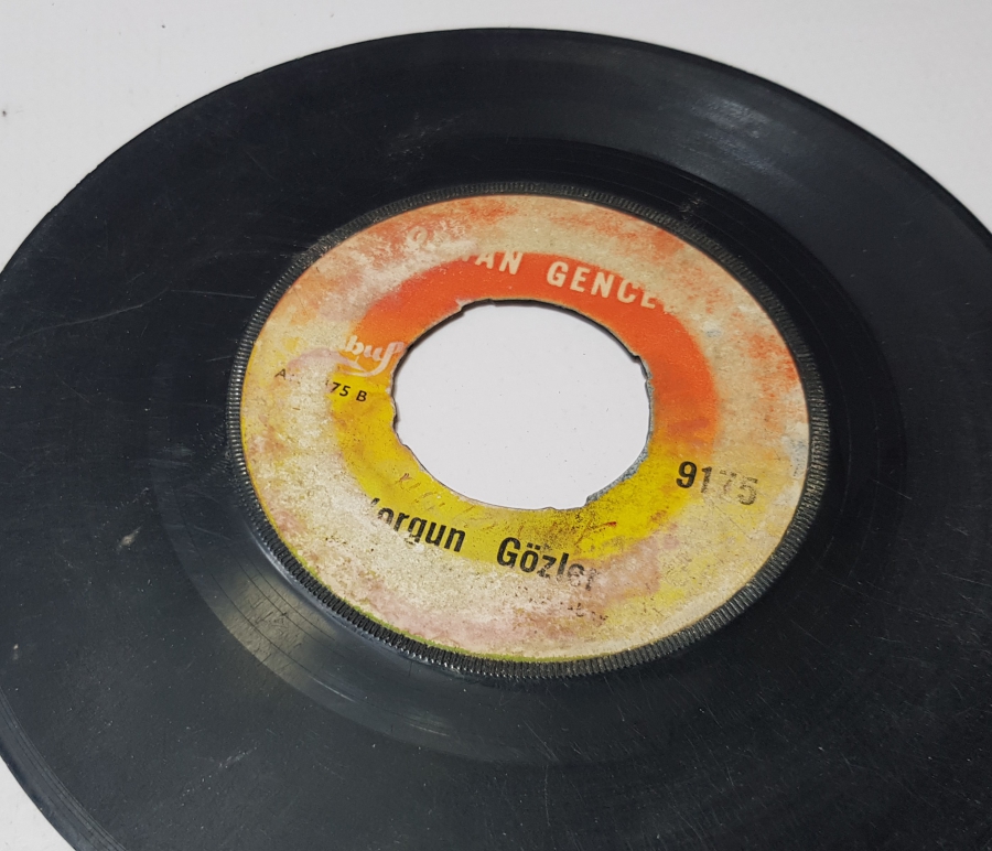 ORHAN GENCEBAY BİR TESELLİ VER PLAĞI