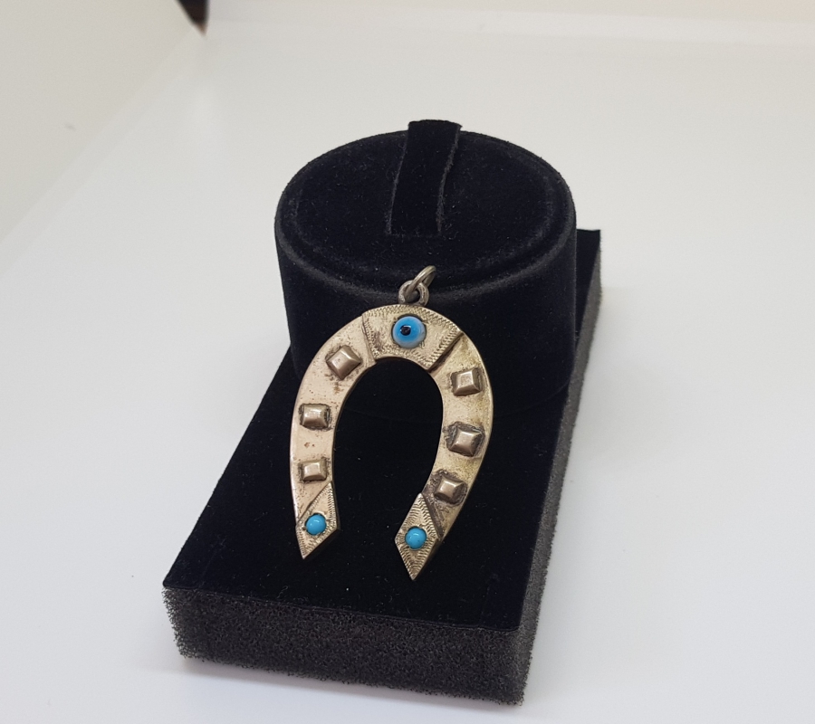 ÜZERİ NAZAR BONCUKLU AT NALI FORMLU BÜYÜK BOY GÜMÜŞ BEŞİK NAZARLIĞI