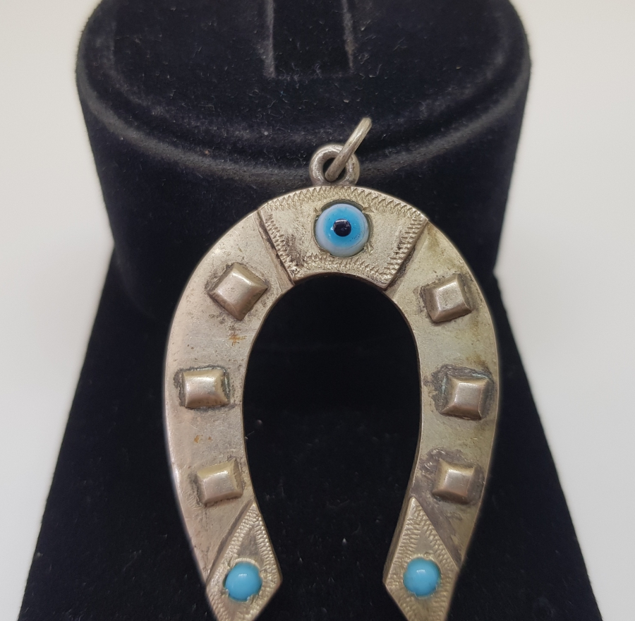 ÜZERİ NAZAR BONCUKLU AT NALI FORMLU BÜYÜK BOY GÜMÜŞ BEŞİK NAZARLIĞI