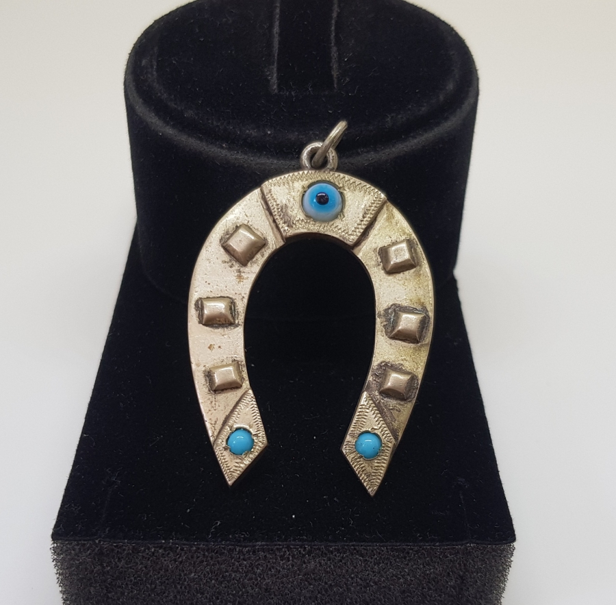 ÜZERİ NAZAR BONCUKLU AT NALI FORMLU BÜYÜK BOY GÜMÜŞ BEŞİK NAZARLIĞI