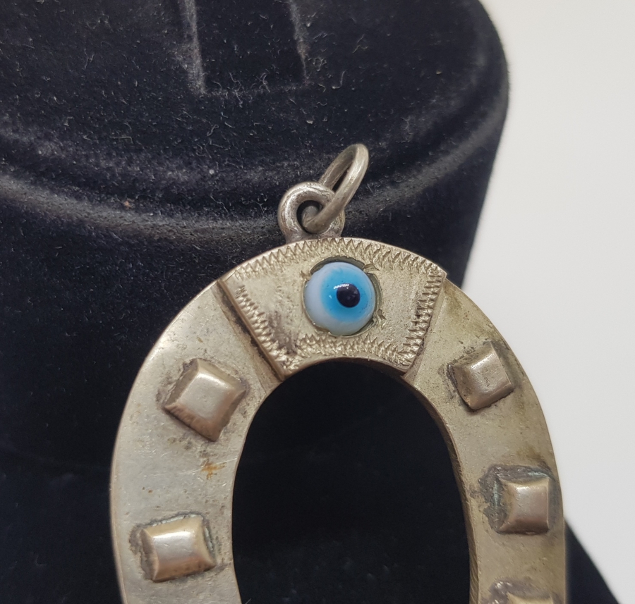 ÜZERİ NAZAR BONCUKLU AT NALI FORMLU BÜYÜK BOY GÜMÜŞ BEŞİK NAZARLIĞI