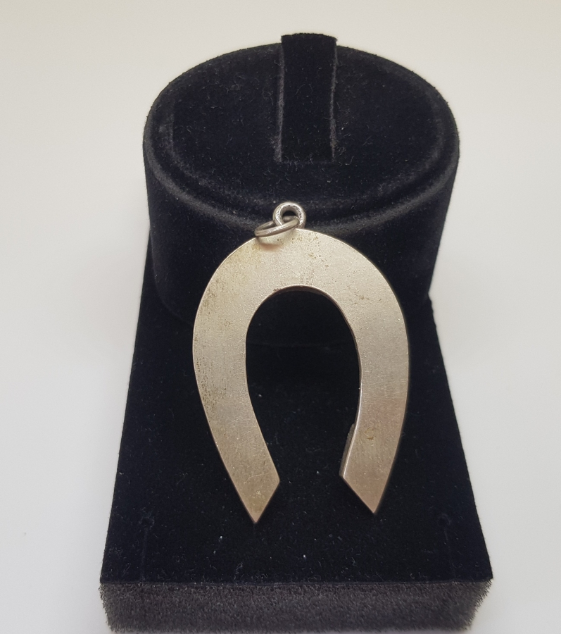 ÜZERİ NAZAR BONCUKLU AT NALI FORMLU BÜYÜK BOY GÜMÜŞ BEŞİK NAZARLIĞI