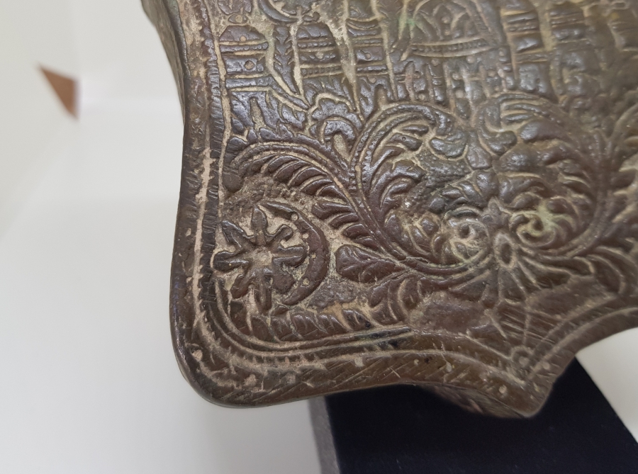 ÜZERİ CAMİ VE AY YILDIZ MOTİFLİ BÜYÜK BOY OSMANLI DÖNEMİ BRONZ ÇAPUTLUK