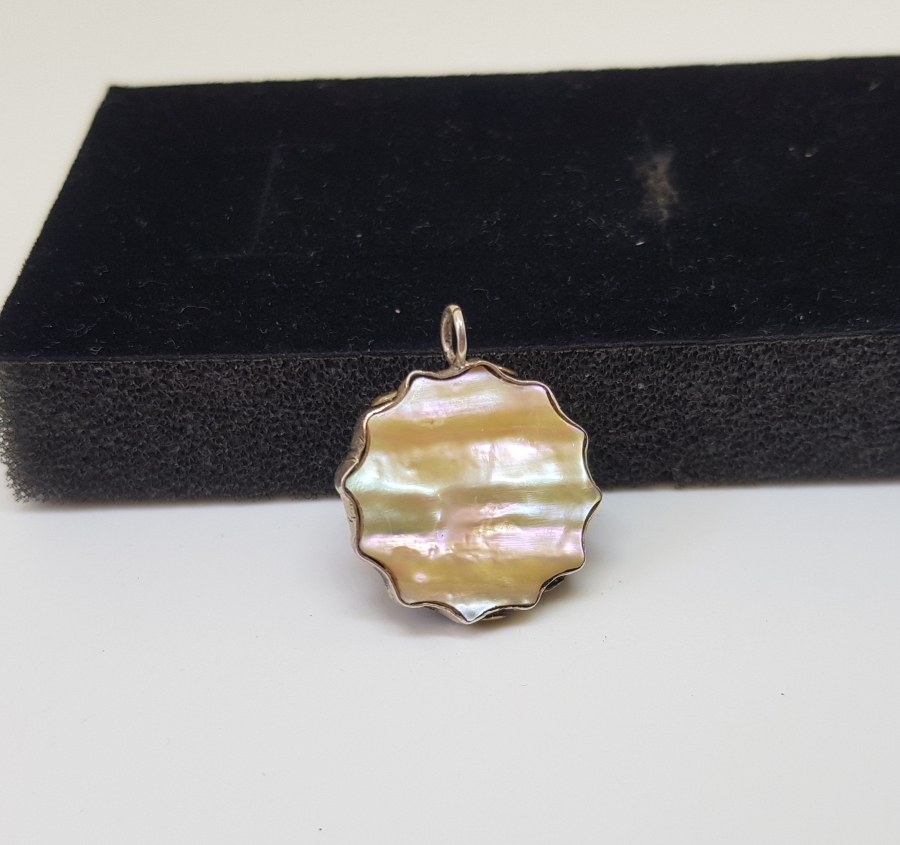 BAĞA VE SEDEF İŞÇİLİKLİ ÖZEL YAPIM OSMANLI DÖNEMİ TESLİM TAŞI FORMLU KOLYE UCU