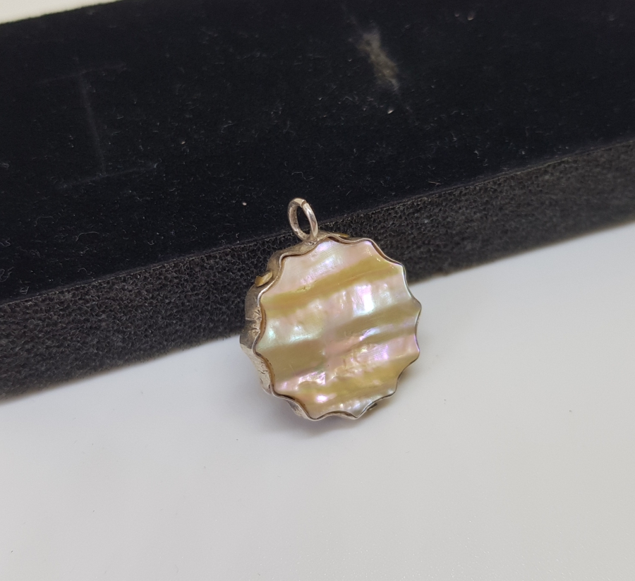 BAĞA VE SEDEF İŞÇİLİKLİ ÖZEL YAPIM OSMANLI DÖNEMİ TESLİM TAŞI FORMLU KOLYE UCU