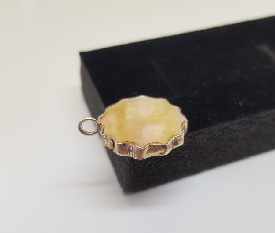 BAĞA VE SEDEF İŞÇİLİKLİ ÖZEL YAPIM OSMANLI DÖNEMİ TESLİM TAŞI FORMLU KOLYE UCU